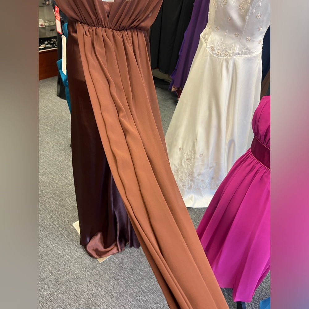Beautiful Gown - Picture 5 of 9